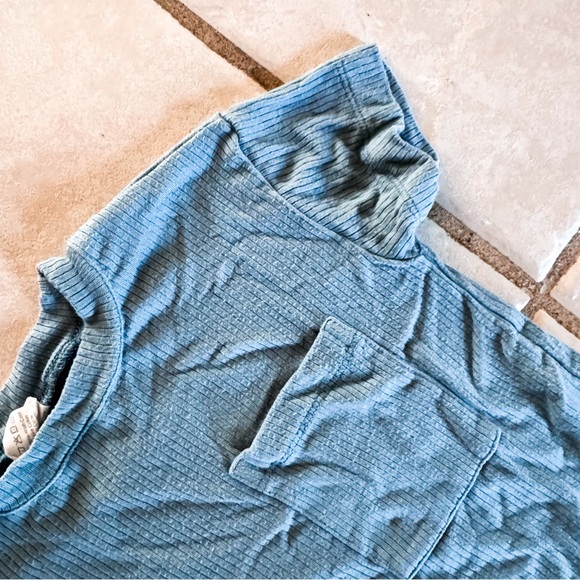 Kate Quinn • Ribbed Tee - Picture 3 of 4